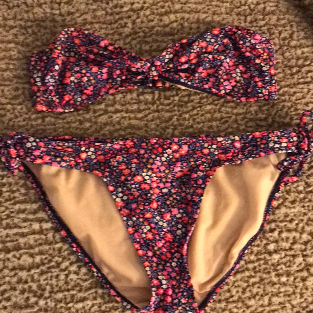 👙 flowered bikini